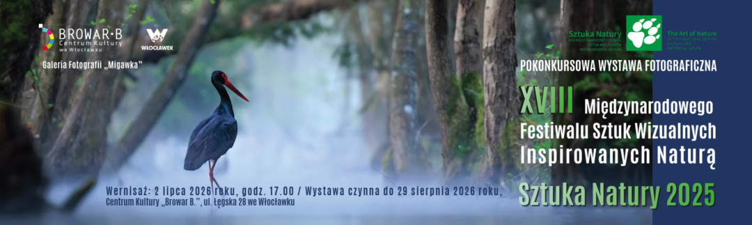 Baner zaprasza na pokonkursową wystawę fotograficzną w ramach XVIII Międzynarodowego Festiwalu Sztuk Wizualnych Inspirowanych Naturą „Sztuka Natury”. Lewą część grafiki zajmuje nastrojowe zdjęcie przedstawiające rzadkiego bociana czarnego o lśniającym, ciemnym upierzeniu oraz kontrastującym, czerwonym dziobie i nogach. Ptak znajduje się w płytkiej wodzie w lesie, z którego wyłaniają się pnie drzew. W lewym górnym rogu tej fotografii umieszczono logotypy Centrum Kultury „Browar B.” we Włocławku oraz Miasta Włocławek, a poniżej podpis: Galeria Fotografii „Migawka”. Prawa strona baneru ma jednolite, ciemnoniebieskie tło, na którym widnieje oficjalne logo festiwalu z zielonym śladem łapy oraz nazwa wydarzenia w języku polskim i angielskim. Poniżej znajduje się duży napis informujący o wystawie oraz zielone, rzymskie cyfry XVIII. W dolnej części slajdera podane są szczegóły organizacyjne: wernisaż odbędzie się 2 lipca 2026 roku o godzinie 17.00, a samą ekspozycję można oglądać do 29 sierpnia 2026 roku w Centrum Kultury „Browar B.” przy ulicy Łęgskiej 28 we Włocławku.