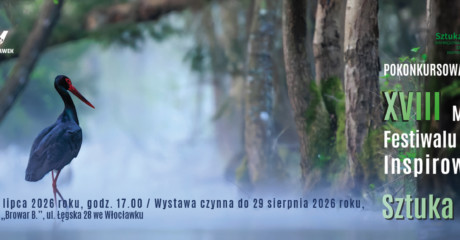 Baner zaprasza na pokonkursową wystawę fotograficzną w ramach XVIII Międzynarodowego Festiwalu Sztuk Wizualnych Inspirowanych Naturą „Sztuka Natury”. Lewą część grafiki zajmuje nastrojowe zdjęcie przedstawiające rzadkiego bociana czarnego o lśniającym, ciemnym upierzeniu oraz kontrastującym, czerwonym dziobie i nogach. Ptak znajduje się w płytkiej wodzie w lesie, z którego wyłaniają się pnie drzew. W lewym górnym rogu tej fotografii umieszczono logotypy Centrum Kultury „Browar B.” we Włocławku oraz Miasta Włocławek, a poniżej podpis: Galeria Fotografii „Migawka”. Prawa strona baneru ma jednolite, ciemnoniebieskie tło, na którym widnieje oficjalne logo festiwalu z zielonym śladem łapy oraz nazwa wydarzenia w języku polskim i angielskim. Poniżej znajduje się duży napis informujący o wystawie oraz zielone, rzymskie cyfry XVIII. W dolnej części slajdera podane są szczegóły organizacyjne: wernisaż odbędzie się 2 lipca 2026 roku o godzinie 17.00, a samą ekspozycję można oglądać do 29 sierpnia 2026 roku w Centrum Kultury „Browar B.” przy ulicy Łęgskiej 28 we Włocławku.