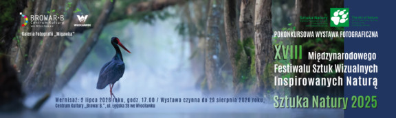 Baner zaprasza na pokonkursową wystawę fotograficzną w ramach XVIII Międzynarodowego Festiwalu Sztuk Wizualnych Inspirowanych Naturą „Sztuka Natury”. Lewą część grafiki zajmuje nastrojowe zdjęcie przedstawiające rzadkiego bociana czarnego o lśniającym, ciemnym upierzeniu oraz kontrastującym, czerwonym dziobie i nogach. Ptak znajduje się w płytkiej wodzie w lesie, z którego wyłaniają się pnie drzew. W lewym górnym rogu tej fotografii umieszczono logotypy Centrum Kultury „Browar B.” we Włocławku oraz Miasta Włocławek, a poniżej podpis: Galeria Fotografii „Migawka”. Prawa strona baneru ma jednolite, ciemnoniebieskie tło, na którym widnieje oficjalne logo festiwalu z zielonym śladem łapy oraz nazwa wydarzenia w języku polskim i angielskim. Poniżej znajduje się duży napis informujący o wystawie oraz zielone, rzymskie cyfry XVIII. W dolnej części slajdera podane są szczegóły organizacyjne: wernisaż odbędzie się 2 lipca 2026 roku o godzinie 17.00, a samą ekspozycję można oglądać do 29 sierpnia 2026 roku w Centrum Kultury „Browar B.” przy ulicy Łęgskiej 28 we Włocławku.