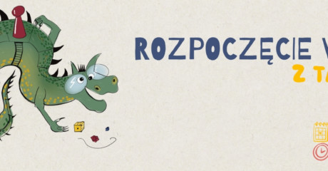 Grafika jest banerem promocyjnym z elementami rysunkowymi. Po lewej stronie znajduje się duży, zielony smok o ciele, które stanowi jednocześnie planszę do gry planszowej. Na grzbiecie smoka-planszy widać wytyczone pola, na których stoją cztery pionki w różnych kolorach (czerwony, żółty, niebieski, zielony) i dwie kostki do gry u dołu. Smok ma duże, przyjazne oczy i łapy z pazurami. Po prawej stronie, na beżowym tle, umieszczono duży napis w języku polskim: "ROZPOCZĘCIE WAKACJI Z TAKTYKIEM". Słowa "ROZPOCZĘCIE WAKACJI" są ciemnoniebieskie, a "Z TAKTYKIEM" żółto-pomarańczowe. Poniżej znajduje się kolumna z informacjami: ikonka kalendarza i data "04.07.2026 r.", a pod spodem ikonka zegara i przedział czasu "18.00-05.00". W prawym górnym rogu grafiki znajduje się logo "BROWARU BE" z podtytułem "Centrum Kultury w Włocławku" i adresem www. Całość ma radosny, zapraszający charakter.