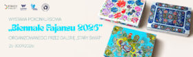Baner promujący wystawę pokonkursową „Biennale Fajansu 2026” organizowaną przez Galerię „Stary Świat” w dniach 25–30.09.2026 r. Po lewej stronie umieszczono tytuł wydarzenia oraz logotypy organizatorów, a po prawej trzy misternie zdobione pudełka/skrzynki pokryte barwnymi, tradycyjnymi wzorami fajansowymi.