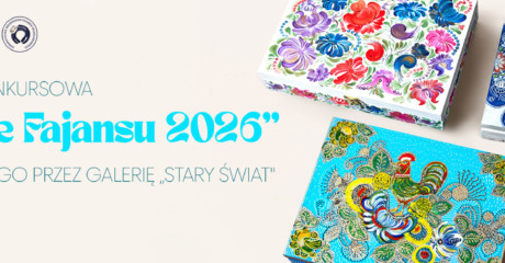 Baner promujący wystawę pokonkursową „Biennale Fajansu 2026” organizowaną przez Galerię „Stary Świat” w dniach 25–30.09.2026 r. Po lewej stronie umieszczono tytuł wydarzenia oraz logotypy organizatorów, a po prawej trzy misternie zdobione pudełka/skrzynki pokryte barwnymi, tradycyjnymi wzorami fajansowymi.