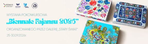 Baner promujący wystawę pokonkursową „Biennale Fajansu 2026” organizowaną przez Galerię „Stary Świat” w dniach 25–30.09.2026 r. Po lewej stronie umieszczono tytuł wydarzenia oraz logotypy organizatorów, a po prawej trzy misternie zdobione pudełka/skrzynki pokryte barwnymi, tradycyjnymi wzorami fajansowymi.