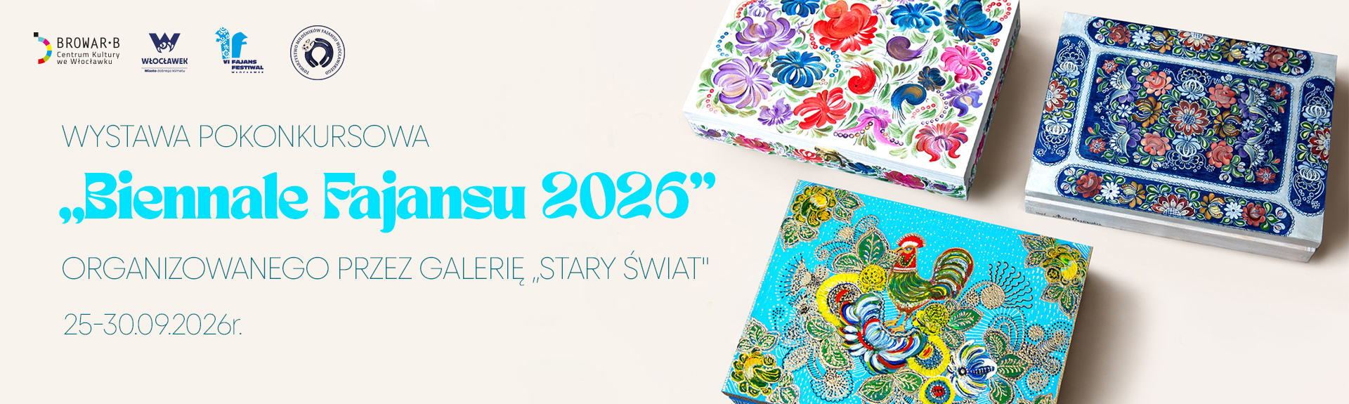 Baner promujący wystawę pokonkursową „Biennale Fajansu 2026” organizowaną przez Galerię „Stary Świat” w dniach 25–30.09.2026 r. Po lewej stronie umieszczono tytuł wydarzenia oraz logotypy organizatorów, a po prawej trzy misternie zdobione pudełka/skrzynki pokryte barwnymi, tradycyjnymi wzorami fajansowymi.