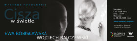 Poziomy baner informacyjny zapowiadający wystawę fotografii „Cisza w świetle” Ewy Bonisławskiej i Wojciecha Balczewskiego. Po lewej stronie znajduje się niebieski napis z tytułem i nazwiskami autorów. W centralnej części umieszczono dwa kontrastowe, czarno-białe zdjęcia: zarys twarzy pogrążonej w mroku oraz portret kobiety widzianej od tyłu, trzymającej dymiący papieros. Po prawej stronie na ciemnym tle podano szczegóły wydarzenia: wernisaż zaplanowano na 9.10.2026 roku o godzinie 17:00 w Galerii Fotografii „Migawka” w Centrum Kultury „Browar be” we Włocławku, a ekspozycja potrwa do 28 listopada 2026 roku.
