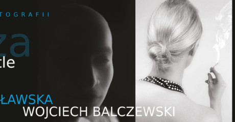 Poziomy baner informacyjny zapowiadający wystawę fotografii „Cisza w świetle” Ewy Bonisławskiej i Wojciecha Balczewskiego. Po lewej stronie znajduje się niebieski napis z tytułem i nazwiskami autorów. W centralnej części umieszczono dwa kontrastowe, czarno-białe zdjęcia: zarys twarzy pogrążonej w mroku oraz portret kobiety widzianej od tyłu, trzymającej dymiący papieros. Po prawej stronie na ciemnym tle podano szczegóły wydarzenia: wernisaż zaplanowano na 9.10.2026 roku o godzinie 17:00 w Galerii Fotografii „Migawka” w Centrum Kultury „Browar be” we Włocławku, a ekspozycja potrwa do 28 listopada 2026 roku.