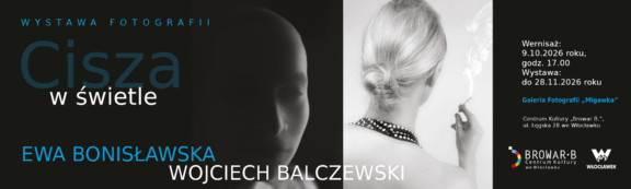 Poziomy baner informacyjny zapowiadający wystawę fotografii „Cisza w świetle” Ewy Bonisławskiej i Wojciecha Balczewskiego. Po lewej stronie znajduje się niebieski napis z tytułem i nazwiskami autorów. W centralnej części umieszczono dwa kontrastowe, czarno-białe zdjęcia: zarys twarzy pogrążonej w mroku oraz portret kobiety widzianej od tyłu, trzymającej dymiący papieros. Po prawej stronie na ciemnym tle podano szczegóły wydarzenia: wernisaż zaplanowano na 9.10.2026 roku o godzinie 17:00 w Galerii Fotografii „Migawka” w Centrum Kultury „Browar be” we Włocławku, a ekspozycja potrwa do 28 listopada 2026 roku.